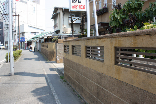 伊東医院の歩道側より
